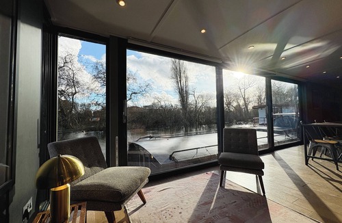 London Borough of Hounslow Boat Rental | Beautiful London Kew houseboat in a great location with stunning Thames views