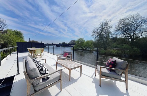 London Borough of Hounslow Boat Rental | Beautiful London Kew houseboat in a great location with stunning Thames views