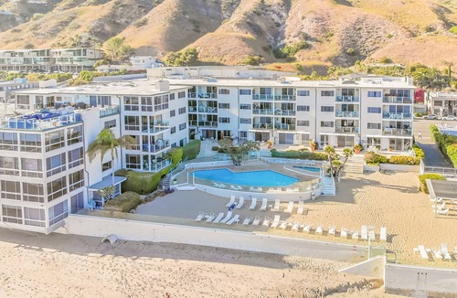 Eastern Malibu Condo | Beautiful, luxurious hideaway right on Carbon Beach in Malibu!
