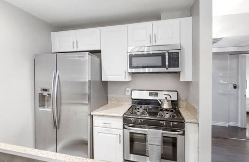 Tarzana Condo | Beautiful Modern Condo by Ventura Blvd