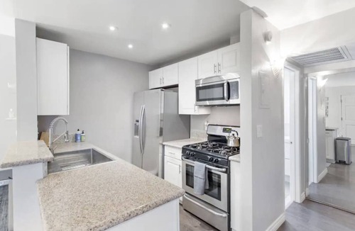 Tarzana Condo | Beautiful Modern Condo by Ventura Blvd