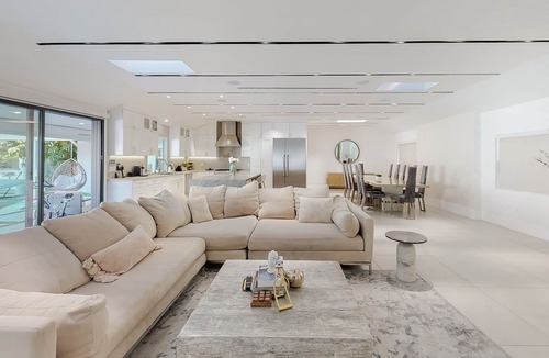 Lake Balboa House | Beautiful Modern Compound