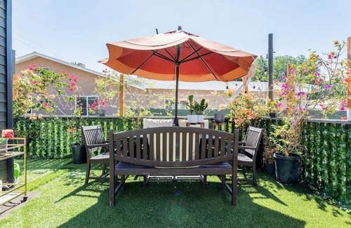 North Central House | Beautiful Modern Home Walk to Rose Bowl Activities