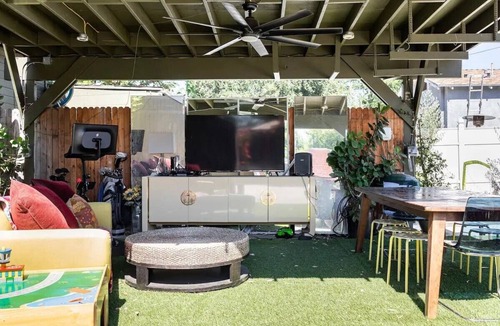 North Central House | Beautiful Modern Home Walk to Rose Bowl Activities