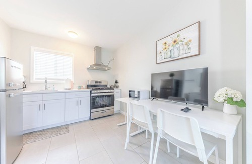 Mayflower Village House | Beautiful New Studio In Arcadia With Kitchen-C
