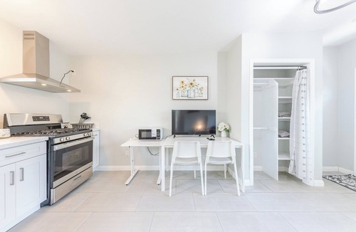 Mayflower Village House | Beautiful New Studio In Arcadia With Kitchen-C