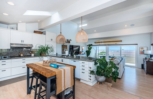 Encinitas House | Beautiful Ocean Views from Oceanfront Seabluffe!