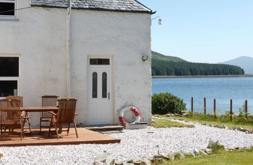 Breakish House | Beautiful private villa for 4 people with WIFI, TV, patio and pets allowed