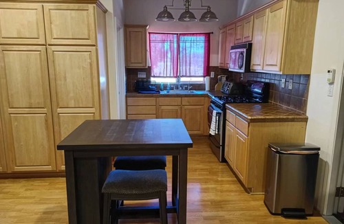 Lancaster House | Beautiful Private Guesthouse right off Freeway w/Full Kitchen