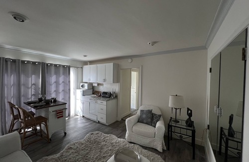 The Bird Streets Apartment | Beautiful, Quiet, Oasis in the heart of Sunset Strip.