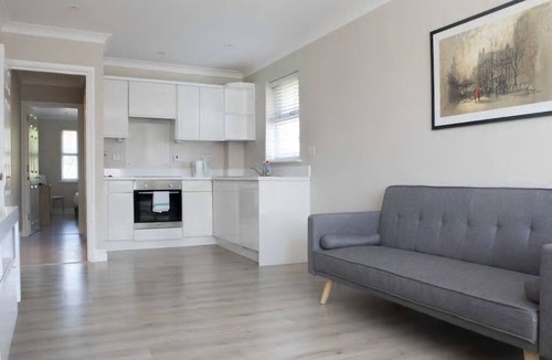 Putney Apartment | Beautiful Refurbished Flat with parking in green west London
