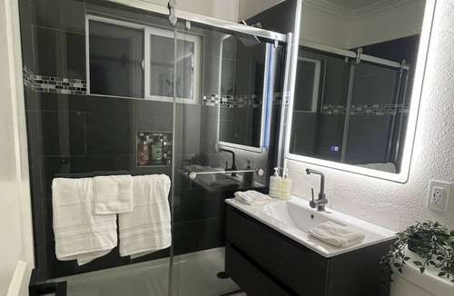 Lawndale House | Beautiful Remodeled home close to the beach