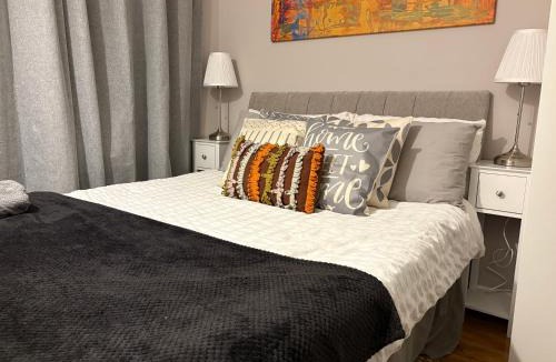 West Molesey House | Beautiful Rooms nr Hampton Court, free street parking