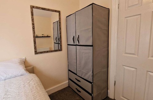 Erdington House | Beautiful Single Room Sleeps 2