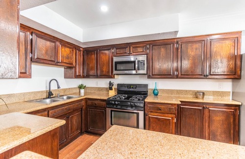 Valley Village House | Beautiful & Spacious Town House, Screened Porch, Monthly Discounts, Pets!