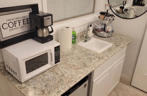Bakersfield House | Beautiful spacious Suite guest house