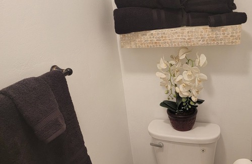 Bakersfield House | Beautiful spacious Suite guest house