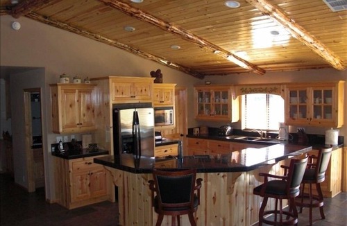 Upper Moonridge Cabin | Beautiful/Spacious Cabin! Hot Tub, Pool Table, Bar, Dartboard. Tesla charger