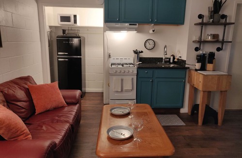 Oleander - Sunset Apartment | Beautiful Studio, Gated Private Yard, Fast WiFi with Parking