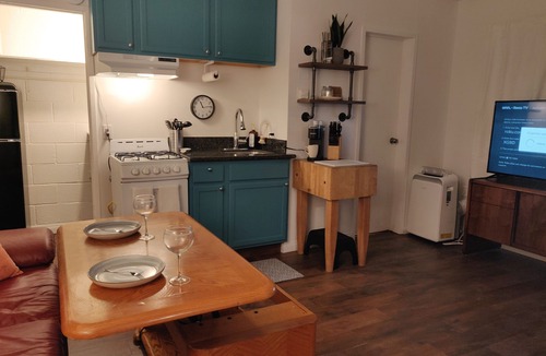 Oleander - Sunset Apartment | Beautiful Studio, Gated Private Yard, Fast WiFi with Parking