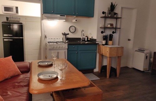 Oleander - Sunset Apartment | Beautiful Studio, Gated Private Yard, Fast WiFi with Parking