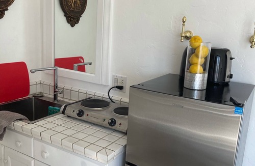 Downey Apartment | Beautiful studio with nice jacuzzi and steam bath in the shower