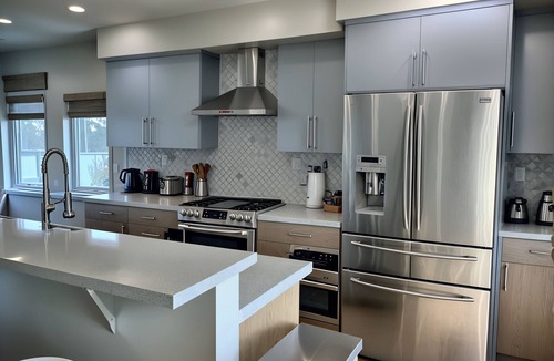 La Brea House | 𝐵𝑒𝒶𝓊𝓉𝒾𝒻𝓊𝓁 Townhouse Steps from Hollywood Blvd - ᗯITᕼ ᑭᖇIᐯᗩTE ᑭᗩTIO