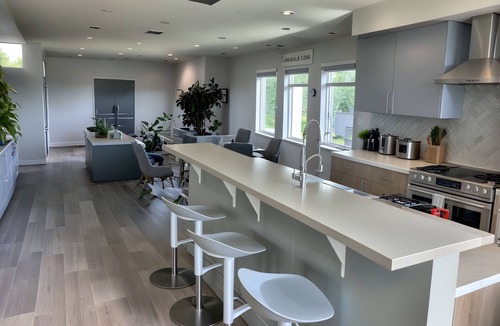 La Brea House | 𝐵𝑒𝒶𝓊𝓉𝒾𝒻𝓊𝓁 Townhouse Steps from Hollywood Blvd - ᗯITᕼ ᑭᖇIᐯᗩTE ᑭᗩTIO