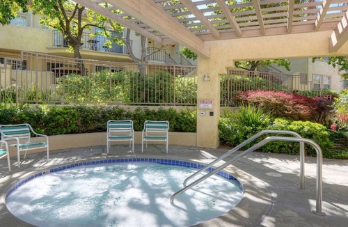Valencia Condo | Beautifully Furnished & Excellent Location!