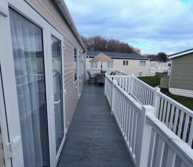 Milford on Sea Resort | BEAUTIFULLY PRESENTED CARAVAN DOG FRIENDLY on AWARD WINNING SHOREFIELD COUNTRY PARK Entertainment passes and linen included