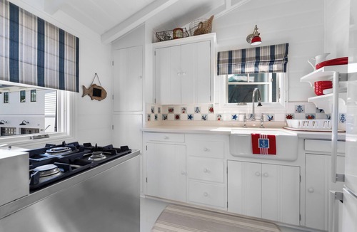 Balboa Island Cottage | Beautifully Updated Historical Cottage Retreat with Garage!