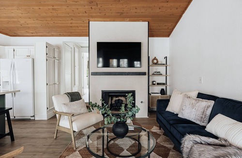 Big Bear Lake Condo | Beautifully Upgraded 2BR/3B Lakeside Big Bear Gem & 10 minutes from Ski Resort