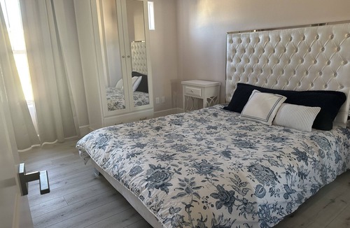 San Fernando House | Bedroom and bathroom in a quiet townhouse.