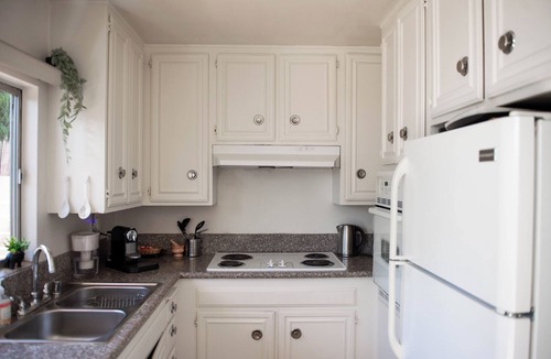 Westwood Apartment | Bel Air & Beverly Hills - Charming & Bright/Top Floor Apartment: 2 Bed & 2 Bath