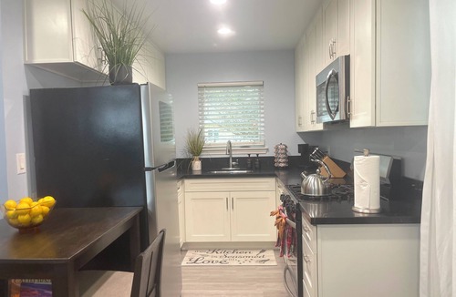 Bellflower House | Bellflower Oasis Cozy Guest House WiFi + Garden With Fruit Trees