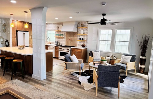 Belmont Shore House | Belmont Shore Beach Home, Sleeps 8+, Walk to Beach – Balcony & Patio
