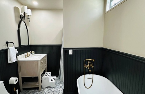 West Athens House | Bespoke 3-bedroom cottage with AC in vibrant Los Angeles near LAX/Sofi/Kia Forum