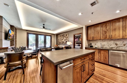 Lakeside Park Condo | Best Walking Location, Pool, Beach, Restaurants - Zalanta #220