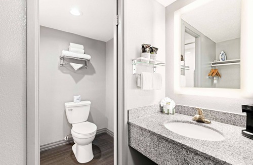 Roseville - Fleet Ridge Hotel | Best Western Yacht Harbor Hotel