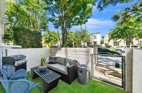 Carthay Circle Apartment | Beverly Grove Chic City Oasis 2 BR Apt with Den 138