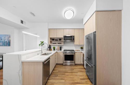 Carthay Circle Apartment | Beverly Grove Chic City Oasis 2 BR Apt with Den 138