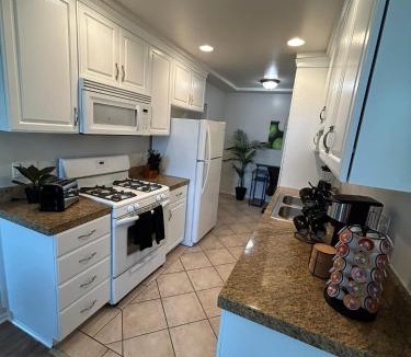 Beverly Grove Apartment | Beverly Hills Midle City 1 br Apt with Parking 202