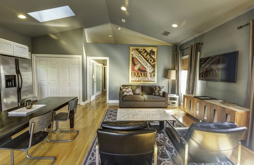 Carthay Circle Apartment | BeverlyGroveLoft Beverly Hills LACMA Farmer's Market Private Apartment Detached