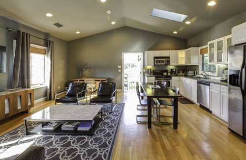 Carthay Circle Apartment | BeverlyGroveLoft Beverly Hills LACMA Farmer's Market Private Apartment Detached