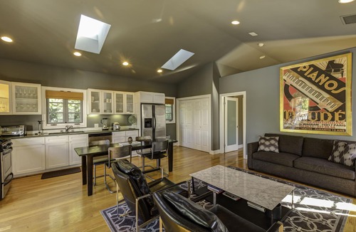 Carthay Circle Apartment | BeverlyGroveLoft Beverly Hills LACMA Farmer's Market Private Apartment Detached