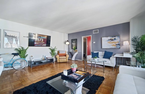 Commerce Apartment | BevHills/West Hollywood/2bd2th/3beds inc King