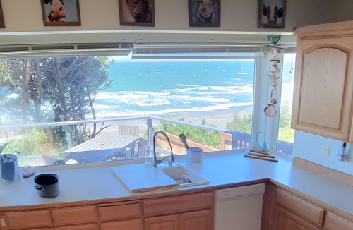 Smith River House | BIG beach house! practically on the sand! Stunning views, near Redwood forest