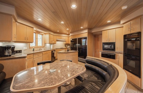 Evergreen Estates House | Big Bear Breakaway, pool, hot tub, basketball and more!