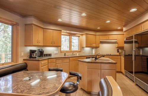 Evergreen Estates House | Big Bear Breakaway, pool, hot tub, basketball and more!