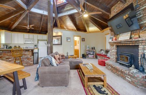 Upper Moonridge House | Big Bear Cabin with Hot Tub Less Than 3 Mi to Skiing!